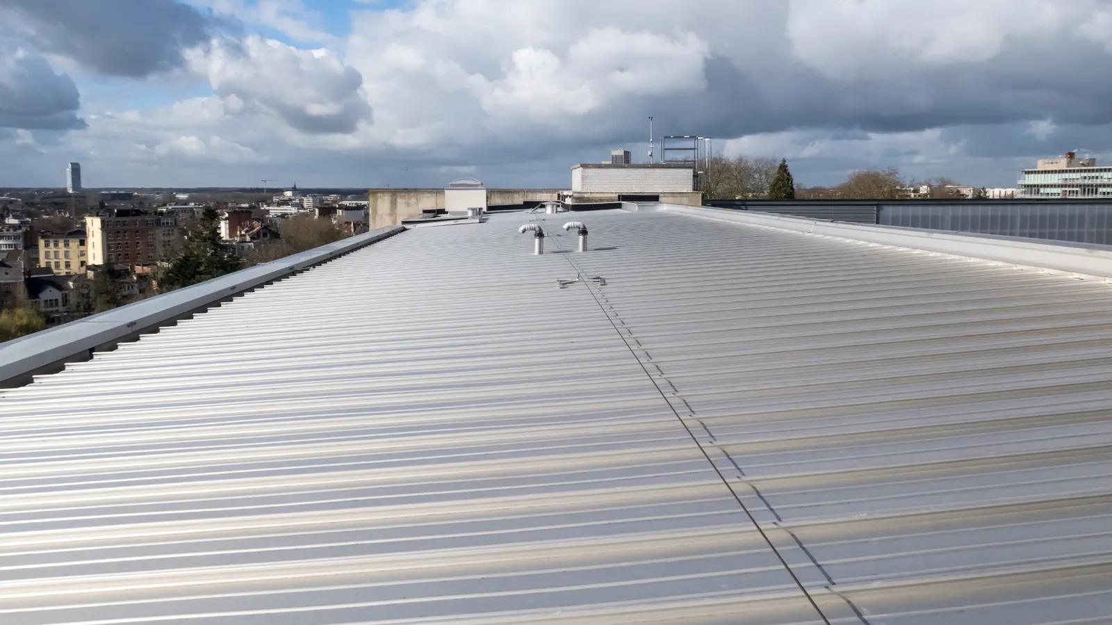 Flat commercial roof surface